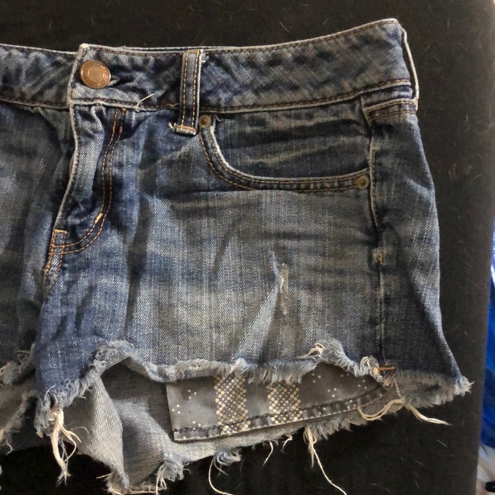 American Eagle peep-pocket shorts